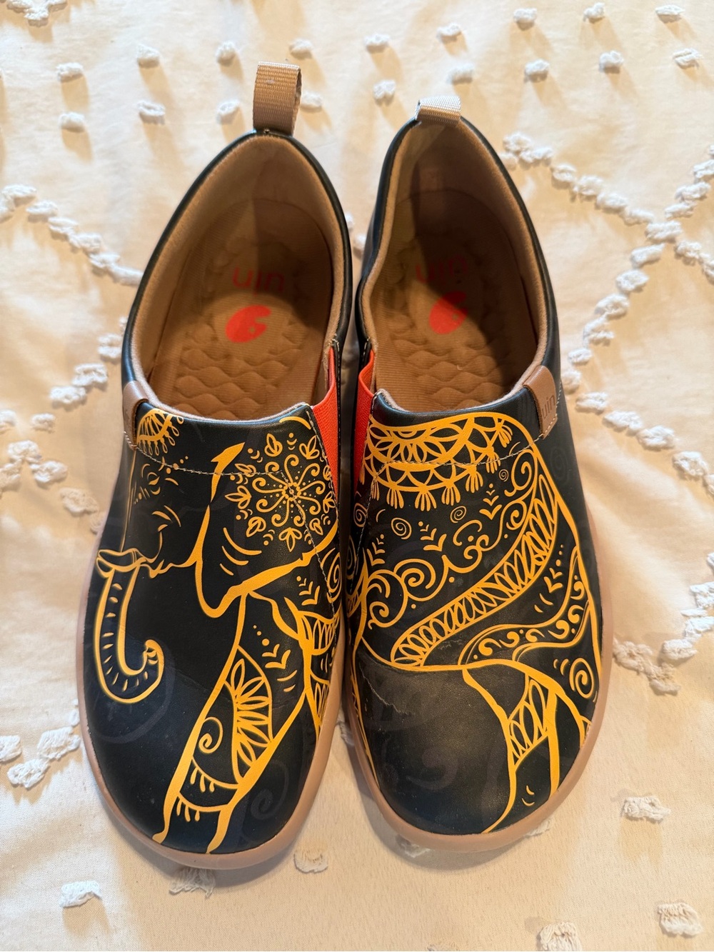 UIN Women's Black Slip-On Flats with Yellow Elephant Design